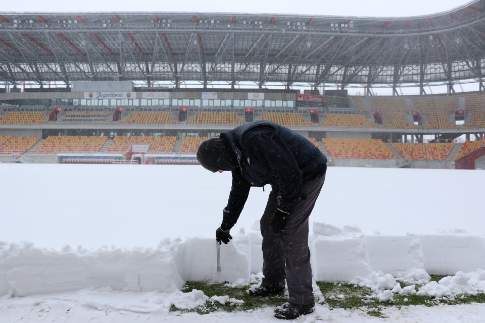 Przygotowanie murawy do  meczu po przerwie zimowej